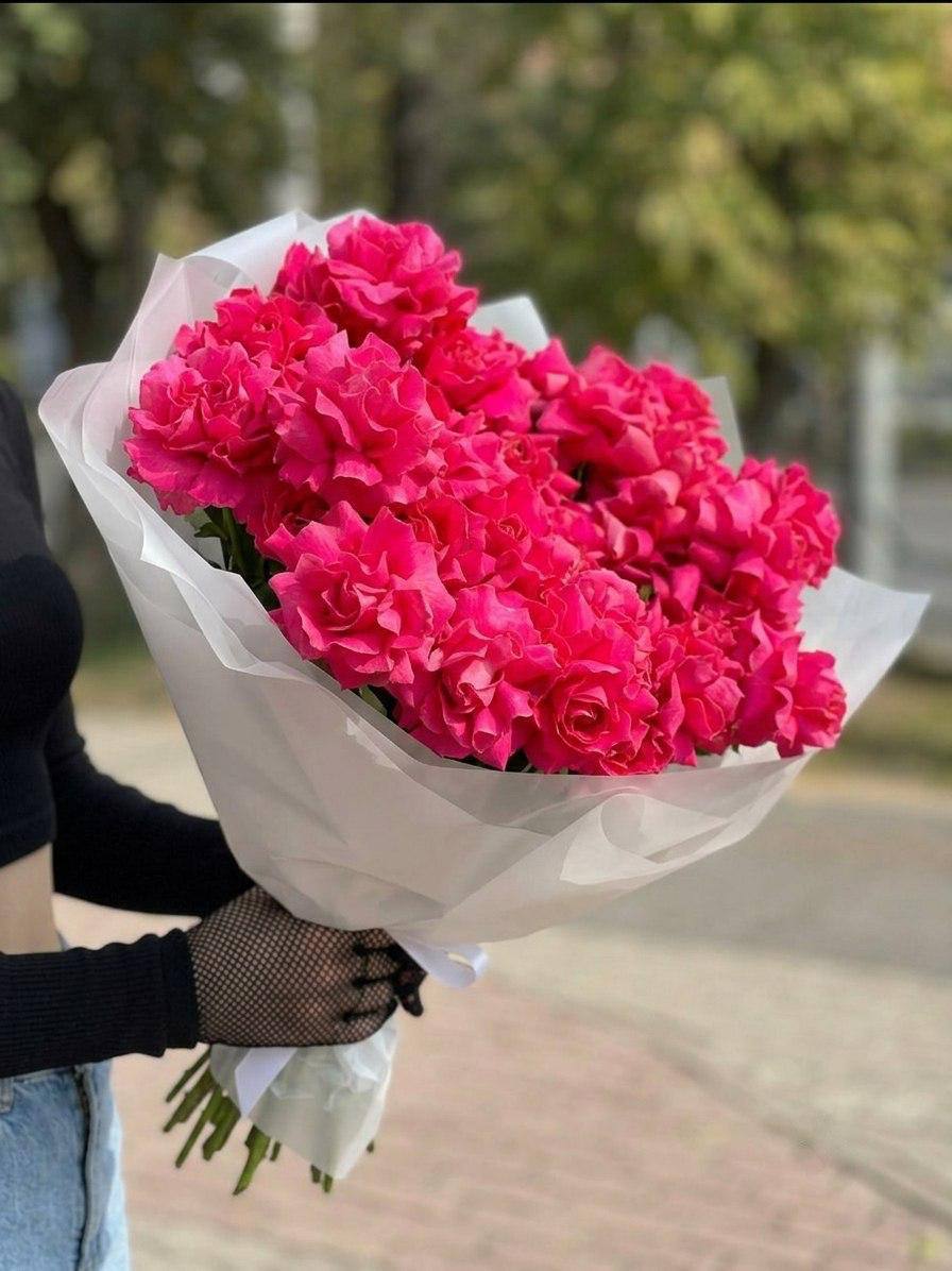 Моно-букет из малиновых французских роз